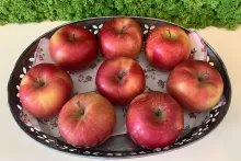 ein silbernes Tablett mit roten Äpfeln